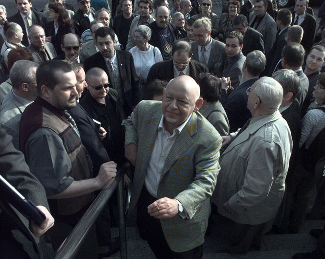 Grób Jerzego Urbana w Zaduszki. Niewiarygodne, co mu położyli na płycie!