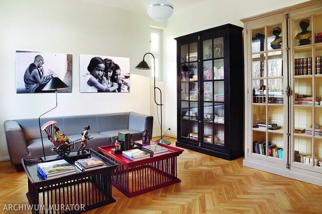 Książki w domu w szafach bibliotecznych
