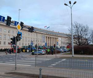 Protest rolników we Wrocławiu. Strajk wymyka się spod kontroli. Urząd Wojewódzki obrzucany jajkami