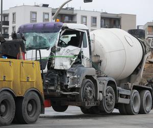 Autobus miejski zderzył się z betoniarką w Warszawie