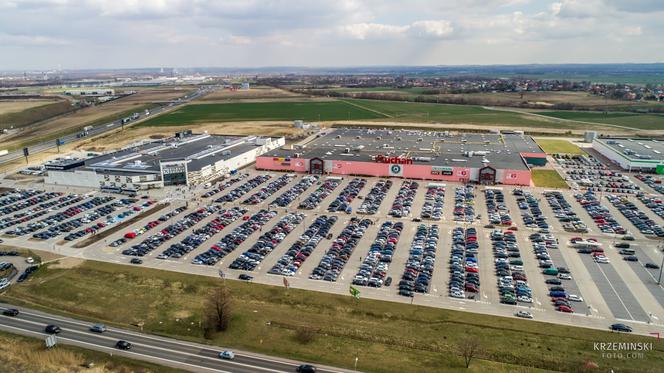 Oblężenie w Oblężenie w Gliwicach! Dziś otwarto Silesia Outlet, parking wypełniony po brzegi [ZDJĘCIA]! Dziś otwarto Silesia Outlet, parking wypełniony po brzegi [ZDJĘCIA]