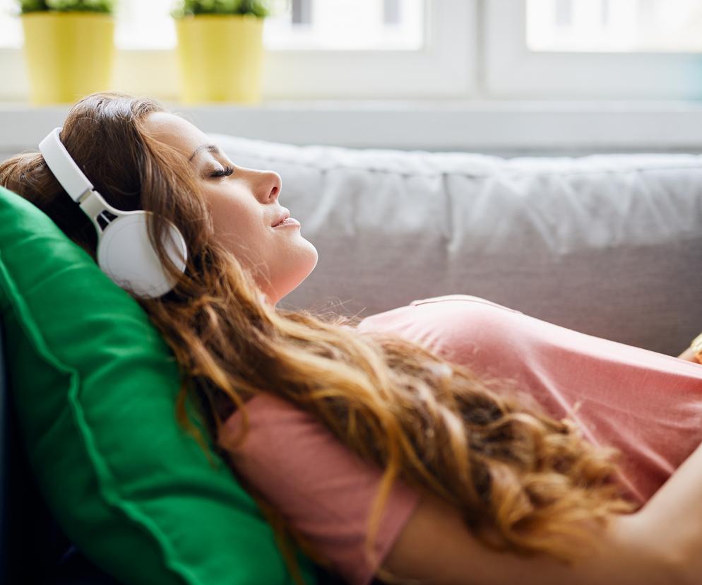 Kobieta śpi słuchając muzyki