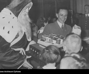 Święta w niemieckim Ministerstwie Propagandy 1940. Joseph Goebbels rozdaje prezenty dzieciom nazistowskich żołnierzy