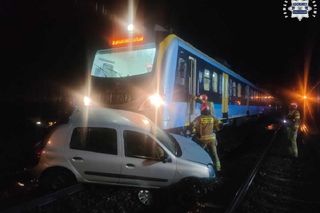 66-latka pomyliła tory z drogą i wjechała pod pociąg. Pasażer spał, gdy doszło do tragedii