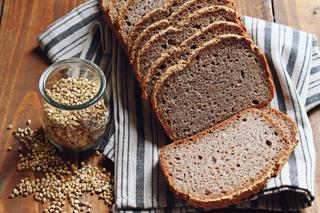 Chleb z kaszy gryczanej bez glutenu i bez drożdży. Upieczesz go z 3 składników 