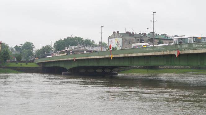 Powódź w Krakowie 24.05.2019: Fala kulminacyjna na Wiśle: zalane bulwary, "okropny widok"