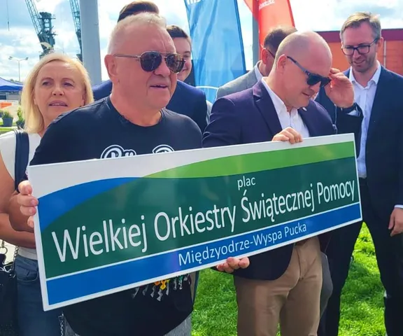 Plac WOŚP już oficjalnie! Jurek Owsiak odsłonił tablicę na Łasztowni