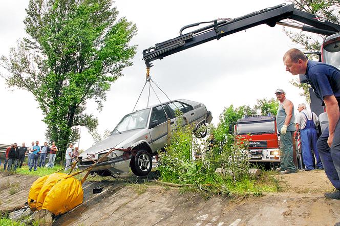 9 godzin wyławiali citroena z kanału