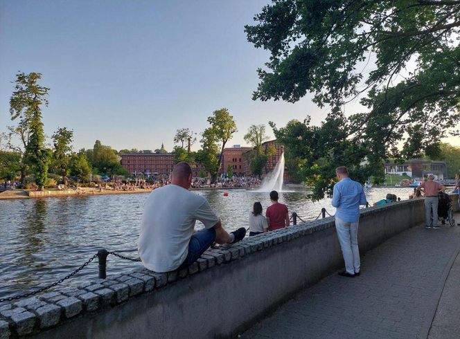 Tłumy bydgoszczan i turystów na Sterze na Bydgoszcz 2025. Emocji dostarczyły Wyścig butelkowy i popisy flyboardzistów [ZDJĘCIA]