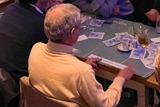 Obrzucili Santosa banknotami