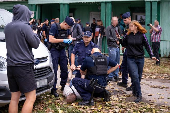 Chaos na Osiedlu Przyjaźń. Policja zatrzymała mieszkańca domku. „Wyciągnęli go siłą”