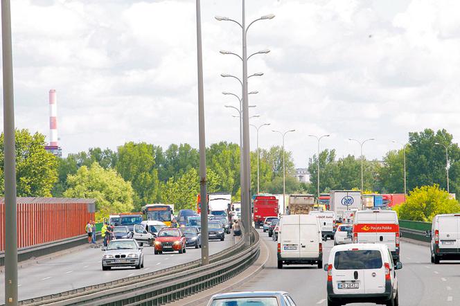 Rozbite auto zablokowało Trasę