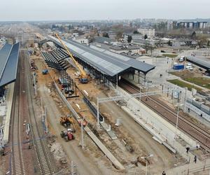 Modernizacja Rail Baltica: Stacja Białystok, widok na budowe zadaszenia i torów