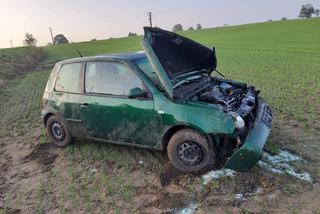 Poranny wypadek pod Bydgoszczą! Auto wpadło w poślizg i spadło ze skarpy!