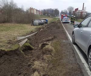 Cysterna z płynnym asfaltem wypadła z drogi