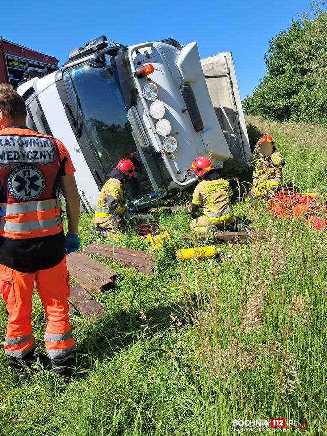 Śmiertelny wypadek pod Bochnią. Nie żyje kierowca ciężarówki