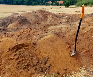 W Pniu pod Bydgsozczą znaleziono nietypowy grób niemowlęcia z XVII w. Ktoś włoźył tam ozdobę w kształcie kwiatka