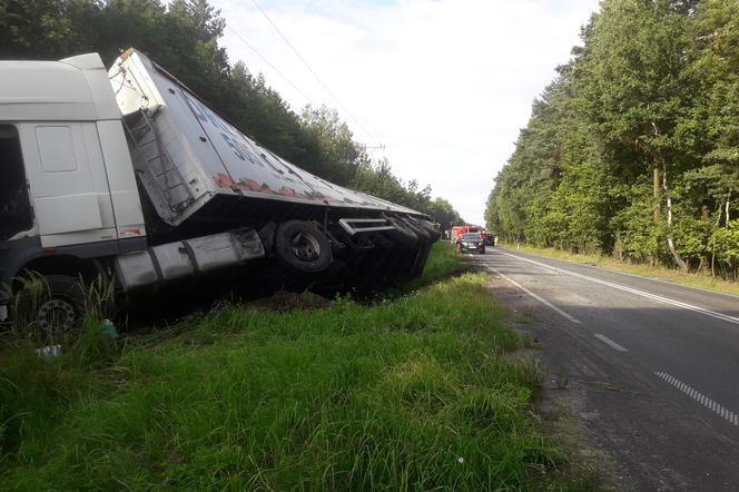 Tarnowskie Góry: Zderzenie ciężarówki i samochodu osobowego na DW 908. TIR wylądował w rowie. Droga całkowicie zablokowana