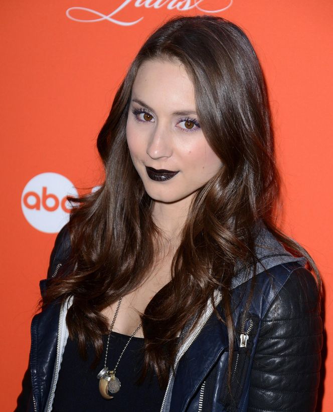 Troian Bellisario jako Spencer