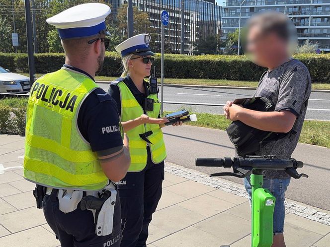 Policyjne kontrole osób na hulajnogach elektrycznych