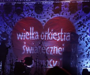 Finał WOŚP 2025. „Światełko do nieba” w Olsztynie. Tłumy na starówce