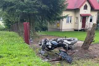 Wypadł z jezdni, zjechał do rowu i uderzył w ogrodzenie. Nie żyje młody motocyklista