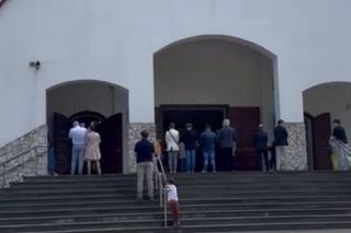 Policja przyjechała na sygnale do kościoła. Proboszcz negocjował, przemówił do wiernych