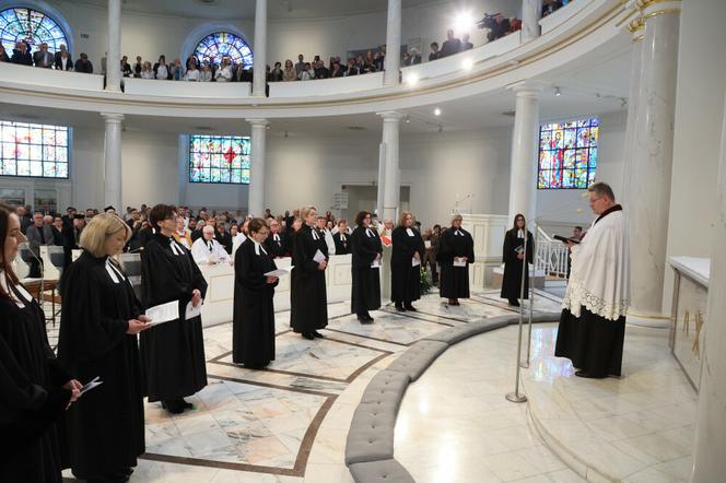 Dziewięć kobiet przyjęło święcenia kapłańskie. Wyjątkowa uroczystość w Warszawie