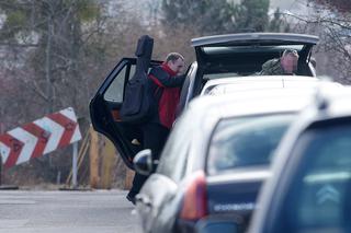 Na piżamę włożył bluzę