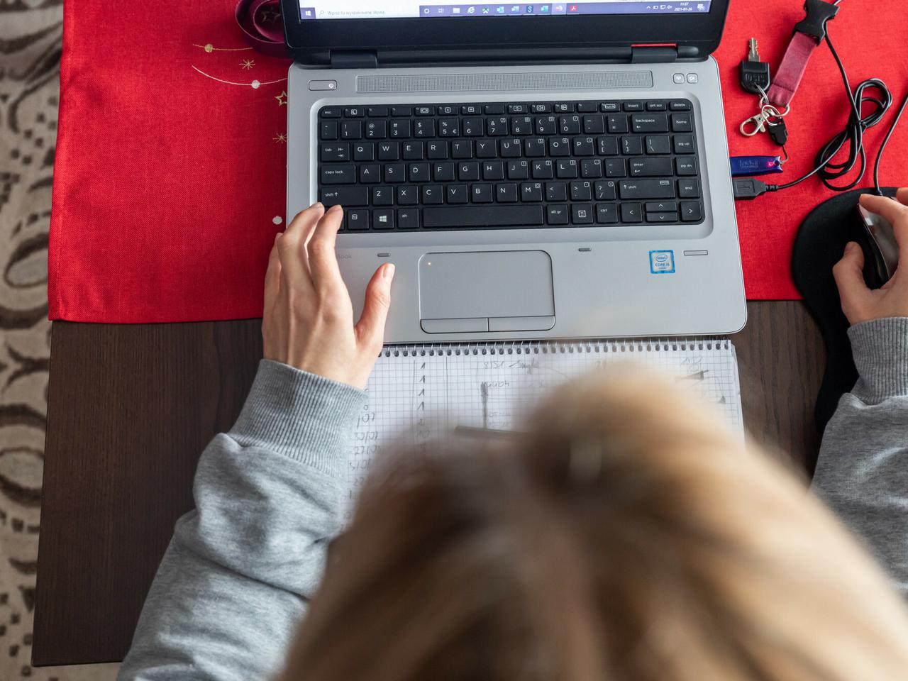 Coraz więcej szkół przechodzi na tryb zdalny. Takich danych w tym roku szkolnym jeszcze nie było!