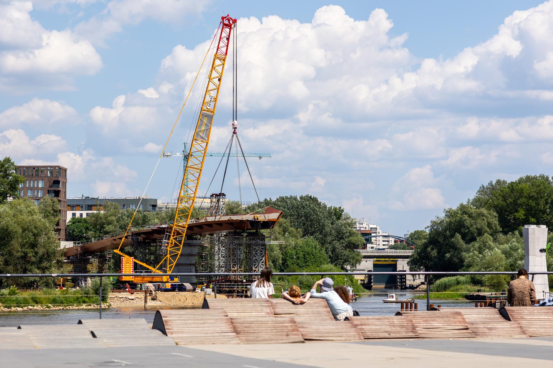 Kładka przez Wisłę w Warszawie: montaż ustroju nośnego