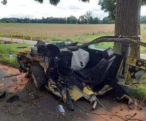 Śmiertelny wypadek pod Świebodzinem. Auto 37- i 32-latka zostało rozerwane na strzępy [ZDJĘCIA].