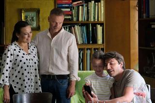 M jak miłość, odc. 1763. Dima (Michaił Pszeniczny), Nadia (Mira Fareniuk), Magda (Anna Mucha), Andrzej Budzyński (Krystian Wieczorek)