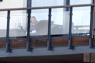 Kawa, czapka z daszkiem i dymek. Nowy prezydent przyłapany z żoną na balkonie