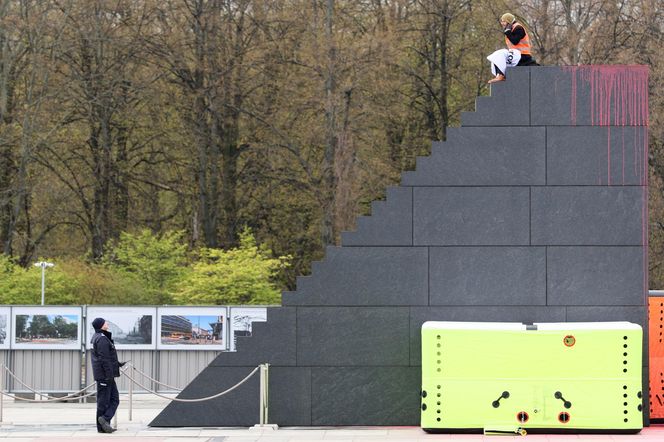 Pomnik smoleński oblany sztuczną krwią