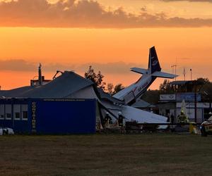 Katastrofa samolotu, spadł na hangar pełen ludzi pod Nowym Dworem Mazowieckim! Są ofiary