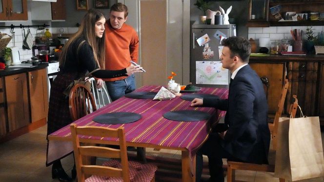 Barwy szczęścia odc. 3180. Agata (Natalia Zambrzycka), Hubert (Marek Molak), Ignacy (Olaf Staszkiewicz)