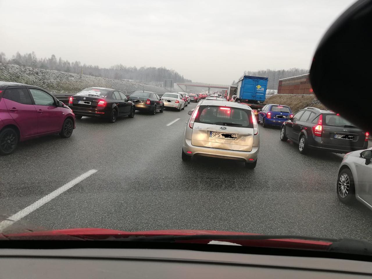 Wypadek na autostradzie A1 koło Knurowa. Pojazd uderzył w barierki. Potężne korki w stronę Gliwic i Katowic