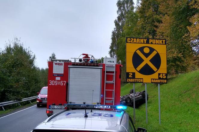 Wypadek na DK 51. Na odcinku Ługwałd - Spręcowo dachował samochód. Uwaga na utrudnienia!
