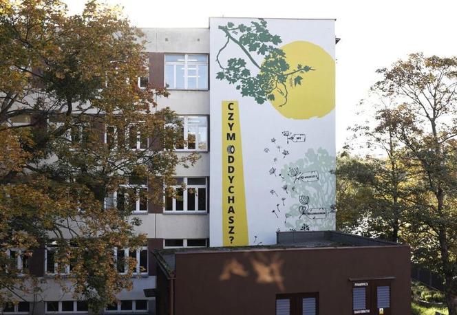 w Gdańsku we Wrzeszczu powstał mural, który dzięki specjalnym farbom będzie pochłaniał zanieczyszczenia. Zadaje ważne pytanie Czym oddychasz?