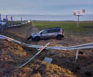 Kierujący dacią dachował w rowie. Wypadek na DK12 niedaleko Borku