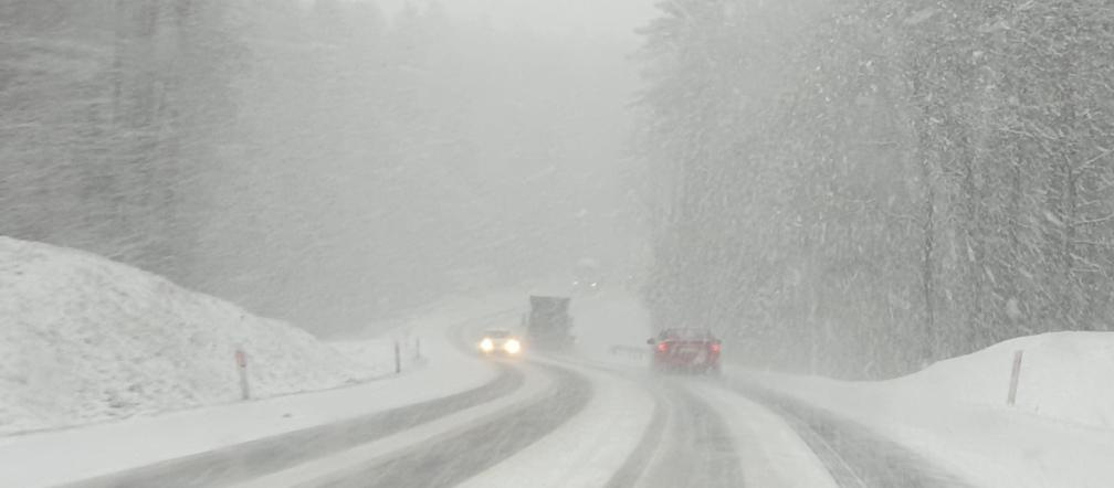 Atak zimy na Warmii i Mazurach. Intensywne opady śniegu utrudniają jazdę [ZDJĘCIA]