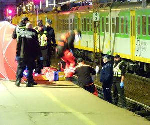 Młody mężczyzna wpadł między peron a pociąg w Warszawie. Został zmiażdżony