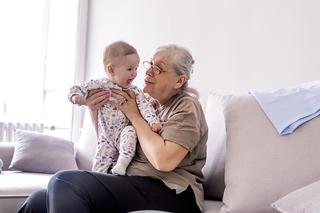 Babcia jako niania. Jak dbać o relacje, gdy babcia opiekuje się naszym dzieckiem?