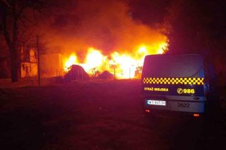 Nocny pożar w Warszawie. Budynek płonął jak pochodnia. W środku spał mężczyzna