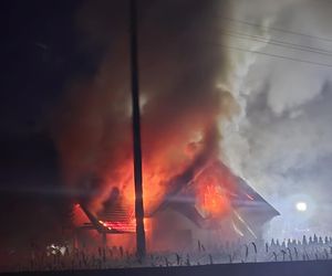 Pożar domu jednorodzinnego w miejscowości Krzyżówki. Z ogniem walczyło 8 zastępów PSP i OSP