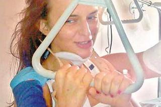 Beata szła chodnikiem, gdy spadł na nią samobójca. Dziś modli się w jego intencji