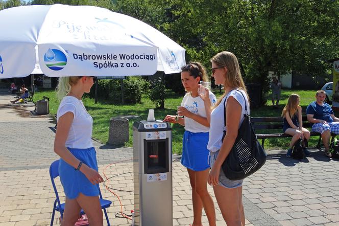 Dąbrowskie Wodociągi rozdają darmową wodę z kranu i stawiają kurtyny wodne