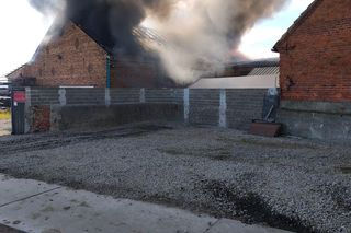 Płonie hala spawalnicza w Czeluścinie niedaleko Gostynia w Wielkopolsce