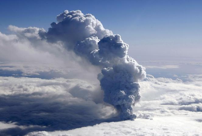 Pył wulkaniczny z wulkanu Eyjafjalla na Islandii 